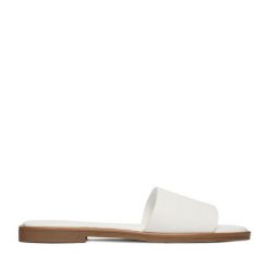 Klapki JENNY. Białe klapki damskie Jenny, bez wzorów, bez obcasa, bez zapięcia. Za 69.99 zł.