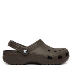 Klapki Crocs. Brązowe klapki damskie Crocs, bez wzorów, bez obcasa, bez zapięcia. Za 239.99 zł.