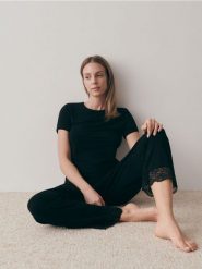 Dwuczęściowa piżama - czarny. Czarne piżamy damskie Reserved, bez wzorów, z dzianiny, bez ramiączek. W wyprzedaży za 99.99 zł.