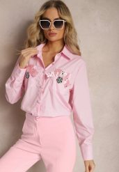 Różowa Klasyczna Koszula z Kieszeniami Zdobiona Cyrkoniami i Kwiatowym Detalem Herlla. Czerwone koszule damskie Renee, m, z aplikacjami, eleganckie, bez kołnierzyka, bez ramiączek. Za 59.99 zł.