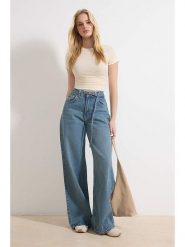 Trendyol Dżinsy - Comfort fit - w kolorze niebieskim rozmiar: 40. Niebieskie jeansy damskie Trendyol, z podwyższonym stanem. Za 109.26 zł.