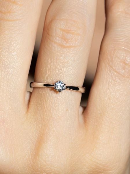 DIAMANTA Złoty pierścionek "Solitaire Envoûtant" z diamentem rozmiar: 52. Szare pierścionki damskie DIAMANTA, z diamentem, złote. Za 1,348.99 zł.