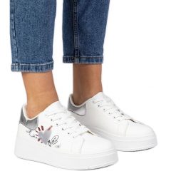 Biało-srebrne sneakersy trampki sportowe damskie z nadrukiem białe. Białe trampki damskie bez wzorów, z tkaniny, bez zapięcia. Za 84.03 zł.