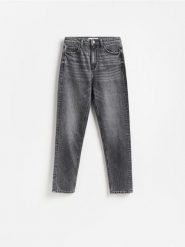 Jeansy mom fit slim z dłuższą nogawką - szary. Szare jeansy damskie Reserved. Za 129.99 zł.