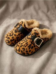 Klapki mule w panterkę z klamrą - wielobarwny. Klapki damskie Sinsay, bez wzorów, bez obcasa, bez zapięcia. Za 45.99 zł.