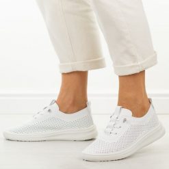 Białe ażurowe półbuty damskie Potocki 16366. Białe obuwie sportowe casual damskie POTOCKI, na lato, z dresówki, bez zapięcia. W wyprzedaży za 113.52 zł.
