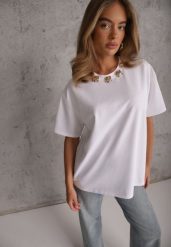 Biały Oversizowy T-shirt z Bawełny Zdobiony Kwadratowymi Aplikacjami Evesilea. Białe t-shirty damskie Renee, uniwersalny, z aplikacjami, z bawełny, bez kołnierzyka. Za 69.99 zł.