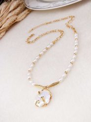 Pierres de Jade Pozłacany naszyjnik z elementami ozdobnymi - dł. 50 cm rozmiar: onesize. Białe naszyjniki damskie Pierres de Jade, z perłą, pozłacane. Za 56.99 zł.