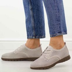 Szare ażurowane skórzane półbuty damskie Sergio Leone sp005. Szare półbuty damskie Sergio Leone, na lato, w ażurowe wzory, z jeansu, z okrągłym noskiem, bez obcasa, na płaskiej podeszwie, bez zapięcia. Za 209.00 zł.