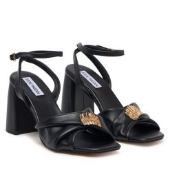 Sandały Steve Madden. Czarne sandały damskie Steve Madden, bez wzorów, bez obcasa, na słupku, bez zapięcia. Za 519.99 zł.