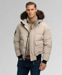 Superdry Kurtka puchowa Everest z kapturem — Relaxed Fit, izolacja cieplna. Brązowe kurtki damskie Superdry, m, bez wzorów, z elastanu, z kapturem. Za 774.50 zł.