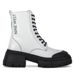 Botki Nine West. Białe botki damskie Nine West, bez obcasa, na płaskiej podeszwie, bez zapięcia. Za 279.99 zł.
