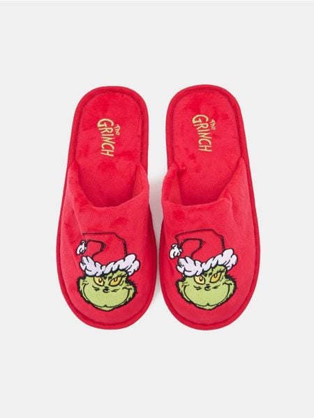 Ciepłe kapcie z motywem świątecznym Grinch - czerwony. Czerwone kapcie damskie Sinsay. Za 35.99 zł.
