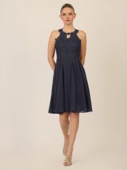 APART Sukienka w kolorze granatowym rozmiar: 40. Niebieskie sukienki damskie Apart, bez wzorów, z koronki, bez ramiączek. Za 252.99 zł.