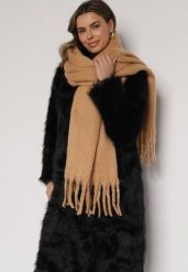 Jasnobrązowy Szalik z Frędzlami Owedarria. Szaliki damskie Born2be, bez wzorów, z dresówki. Za 39.99 zł.