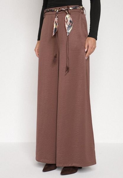 Brązowe Spodnie o Szerokim Kroju Ozdobione Paskiem Tusrina. Brązowe spodnie materiałowe damskie Born2be, bez wzorów, z jeansu. Za 119.99 zł.