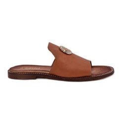 Eleganckie Skórzane Klapki Damskie Z Ozdobą Zazoo 3008 Camel brązowe. Brązowe klapki damskie z aplikacjami, ze skóry, bez obcasa, na płaskiej podeszwie, bez zapięcia. Za 424.02 zł.