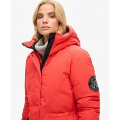 Kurtka Parka City z ociepleniem. Czerwone kurtki damskie Superdry, bez kaptura. W wyprzedaży za 452.55 zł.