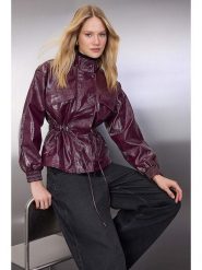 Trendyol Kurtka w kolorze bordowym ze skóry syntetycznej rozmiar: L. Czerwone kurtki damskie Trendyol, l, bez wzorów, ze skóry, bez kaptura. Za 157.35 zł.