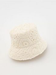 Ażurowy kapelusz bucket - złamana biel. Kapelusze damskie Reserved, w ażurowe wzory. W wyprzedaży za 65.99 zł.