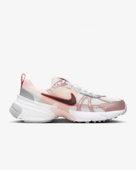 Nike V2K Run Buty do biegania damskie. Czerwone obuwie sportowe treningowe Nike, do biegania. Za 369.99 zł.