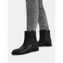 Botki Badura. Czarne botki damskie Badura, bez obcasa, na płaskiej podeszwie, bez zapięcia. Za 349.99 zł.