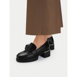 Półbuty JENNY. Czarne czółenka damskie Jenny, bez wzorów, bez obcasa, na obcasie, bez zapięcia. Za 149.99 zł.
