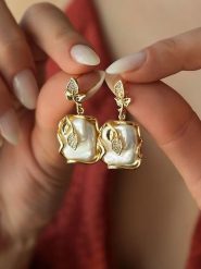 L'Atelier de Gaia Pozłacane kolczyki-wkrętki z cyrkoniami i perłami rozmiar: onesize. Białe kolczyki damskie L'Atelier de Gaia, z cyrkonią, pozłacane. Za 104.39 zł.