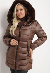 Brązowa Kurtka z Pikowanymi Przeszyciami i Odpinanym Futerkiem przy Kapturze Vensie. Brązowe kurtki damskie Born2be, plus size, bez wzorów, z futra, bez kaptura. Za 239.99 zł.
