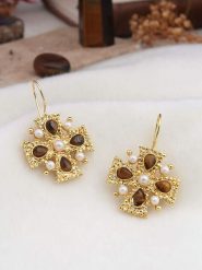 L'Atelier de Gaia Pozłacane kolczyki z tygrysim okiem i perłami rozmiar: onesize. Białe kolczyki damskie L'Atelier de Gaia, z perłą, pozłacane, z zapięciem typu bigiel. Za 91.99 zł.