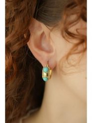 Pierres delicates Pozłacane kolczyki-kreole z turkusami rozmiar: onesize. Żółte kolczyki damskie Pierres delicates, z turkusem, pozłacane. Za 72.45 zł.