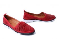 MANITU 840138-04 rot, półbuty damskie. Czerwone czółenka damskie Manitu, w ażurowe wzory, ze skóry, bez obcasa. Za 227.92 zł.