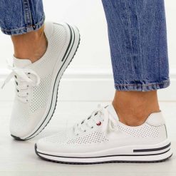 Białe ażurowe skórzane półbuty damskie Filippo Dp7608/26. Białe półbuty damskie Filippo, na lato, w ażurowe wzory, z jeansu, z okrągłym noskiem, bez obcasa, na płaskiej podeszwie, bez zapięcia. W wyprzedaży za 197.10 zł.