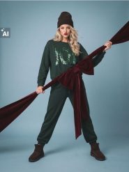 Świąteczna bluza crewneck z cekinowym napisem JOY - zielony. Zielone bluzy damskie Sinsay, l, bez wzorów, bez kaptura. Za 39.99 zł.