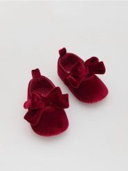 Welurowe baleriny z kokardką - bordowy. Czerwone baleriny dziewczęce Reserved, bez wzorów, z weluru, bez obcasa, bez zapięcia. Za 49.99 zł.