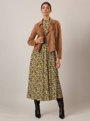 APART Kurtka przejściowa w kolorze jasnobrązowym rozmiar: 44. Brązowe kurtki damskie Apart, bez wzorów, bez kaptura. Za 302.45 zł.