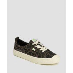 Trampki ze skóry zamszowej Cariuma OCA Suede Black Jaguar Print. Czarne trampki damskie CARIUMA, bez wzorów, ze skóry, bez zapięcia. W wyprzedaży za 276.75 zł.
