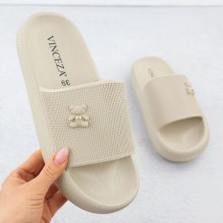 Klapki piankowe na basen plażę z misiem beżowe Vinceza 75210. Brązowe klapki damskie VINCEZA, bez wzorów, z materiału, bez obcasa, bez zapięcia. Za 79.99 zł.