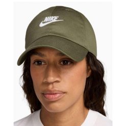 Czapka z daszkiem Nike Club. Zielone czapki z daszkiem damskie Nike, na zimę, bez wzorów, z bawełny. Za 99.99 zł.
