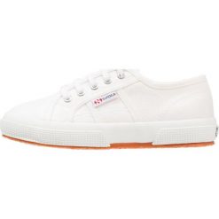 Superga 2752 LAME Tenisówki i Trampki white. Białe buty sportowe dziewczęce Superga, z materiału. W wyprzedaży za 183.20 zł.