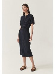 TATUUM Sukienka w kolorze granatowym rozmiar: M. Niebieskie sukienki damskie TATUUM, bez wzorów, z tkaniny, bez ramiączek. Za 187.07 zł.