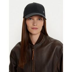 Czapka z daszkiem Calvin Klein. Czarne czapki z daszkiem damskie Calvin Klein, bez wzorów. Za 99.99 zł.