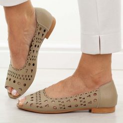 Beżowe skórzane sandały damskie M.Daszyński Ol28-2. Brązowe sandały damskie M.Daszyński, bez wzorów, z jeansu, bez obcasa, na płaskiej podeszwie, bez zapięcia. W wyprzedaży za 197.10 zł.