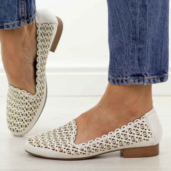 Białe ażurowe półbuty damskie M.Daszyński Sa222-14. Białe półbuty damskie M.Daszyński, na lato, w ażurowe wzory, ze skóry, z okrągłym noskiem, bez obcasa, na płaskiej podeszwie, bez zapięcia. Za 179.00 zł.