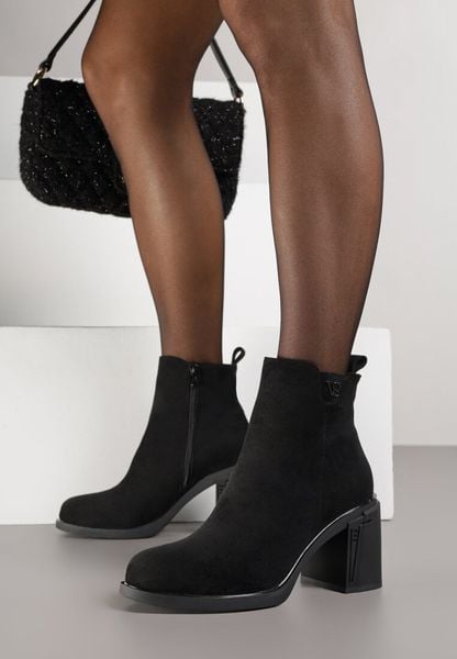 Czarne Botki VICES z Imitacji Zamszu do Kostki na Słupku Zdobione Metaliczną Aplikacją Nilerie. Czarne botki damskie Born2be, z jeansu, biznesowe, bez obcasa, na obcasie, bez zapięcia. Za 134.99 zł.