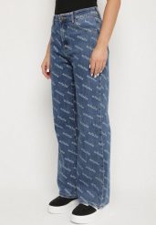 Niebieskie Jeansy o Szerokim Kroju z Wysokim Stanem i Ozdobnym Nadrukiem Evellexa. Niebieskie jeansy damskie Born2be, z podwyższonym stanem. Za 139.99 zł.