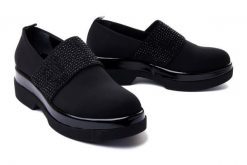 ARTIKER RELAKS 43C439 czarny, półbuty damskie. Czarne półbuty damskie Artiker Relaks, bez wzorów, ze skóry, bez obcasa, na obcasie, bez zapięcia. Za 144.95 zł.