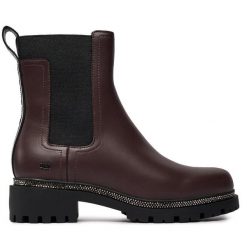 Botki DKNY. Czerwone botki damskie DKNY, bez obcasa, na płaskiej podeszwie, bez zapięcia. Za 349.99 zł.