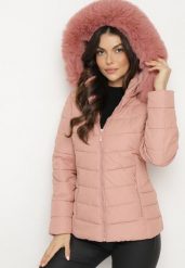 Ciemnoróżowa Pikowana Kurtka Zimowa o Taliowanym Kroju z Odpinanym Kapturem z Futrem Lizzinda. Czerwone kurtki damskie Born2be, na zimę, l, bez wzorów, z futra. Za 229.99 zł.