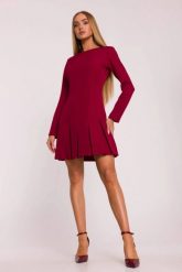 Elegancka krótka sukienka trapezowa z kontrafałdami bordowa. Czerwone sukienki damskie MOE, bez wzorów, eleganckie, bez ramiączek. Za 329.00 zł.